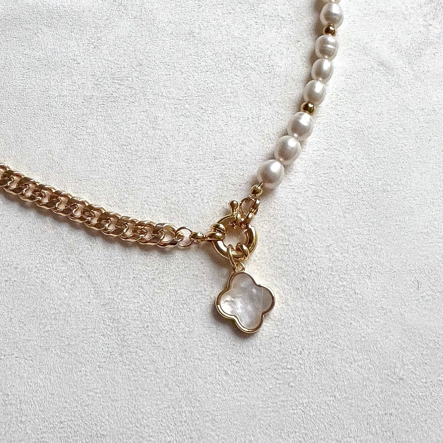 Pearl necklace with clover pendant (gold plated)