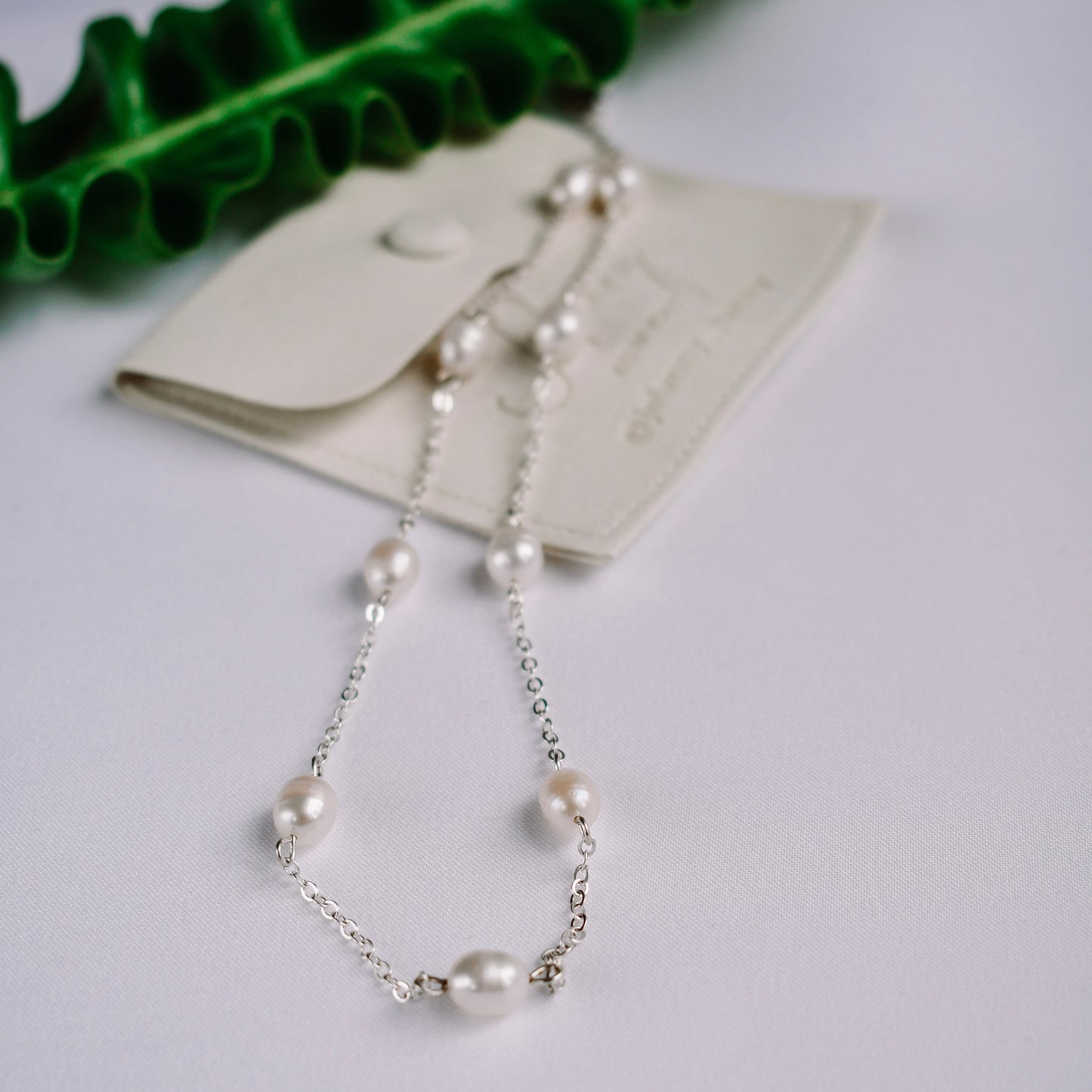 Delicate pearls necklace (rhodium plated)