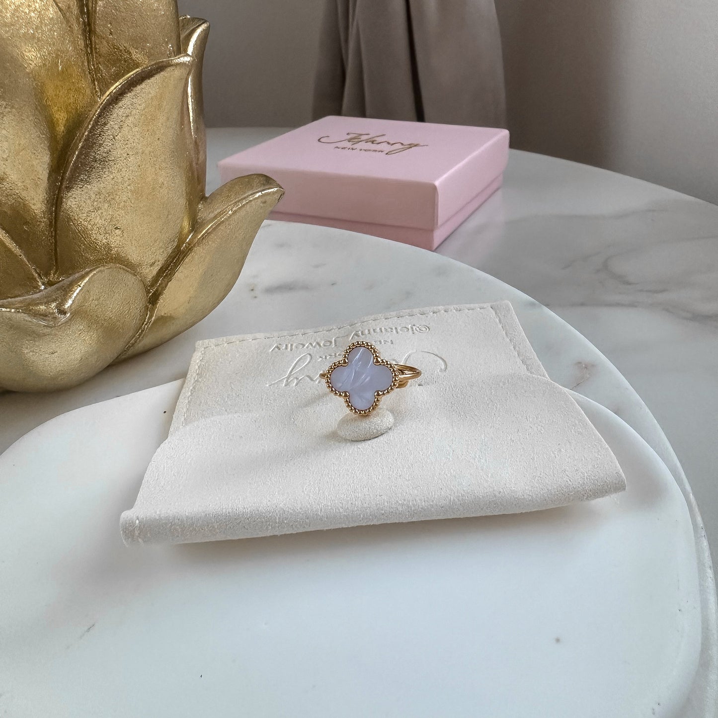 Mother-of-pearl clover ring