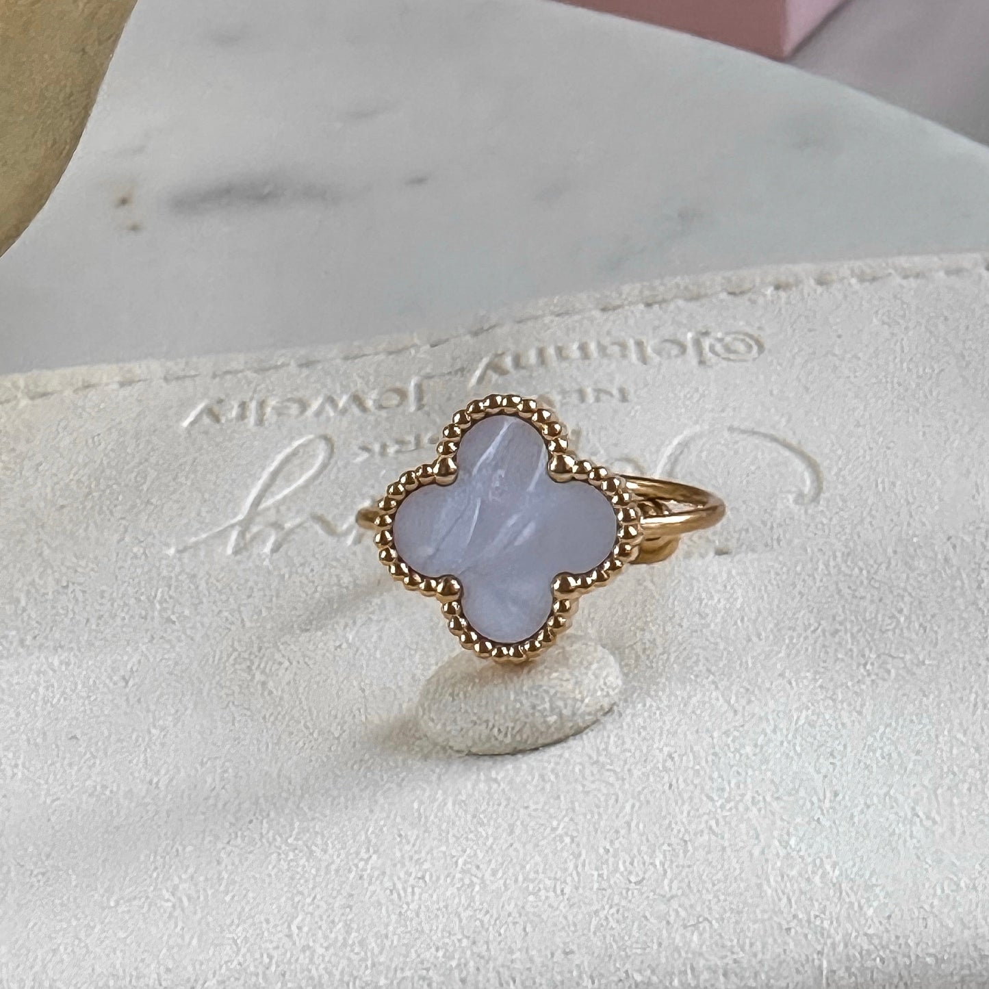 Mother-of-pearl clover ring