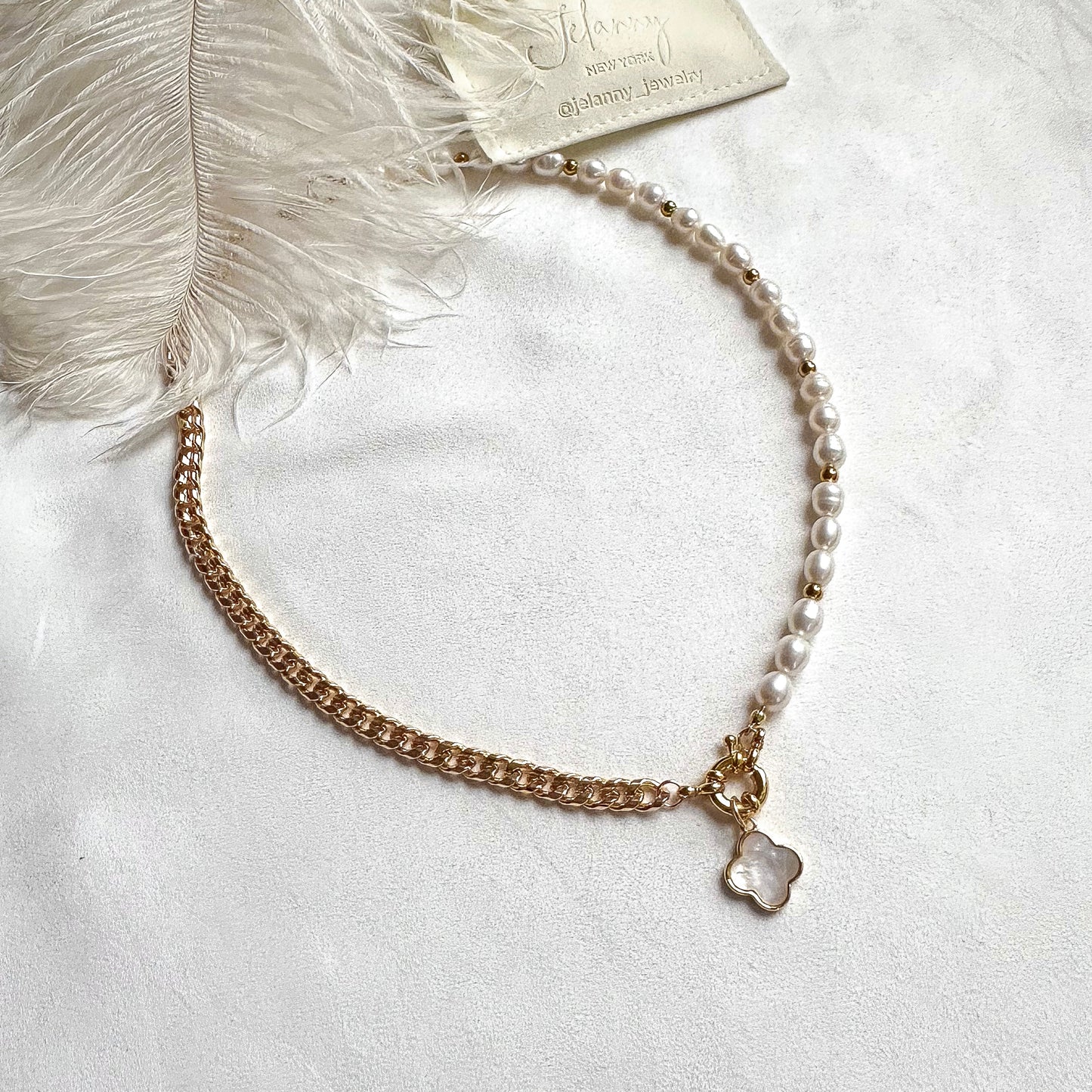 Pearl necklace with clover pendant (gold plated)