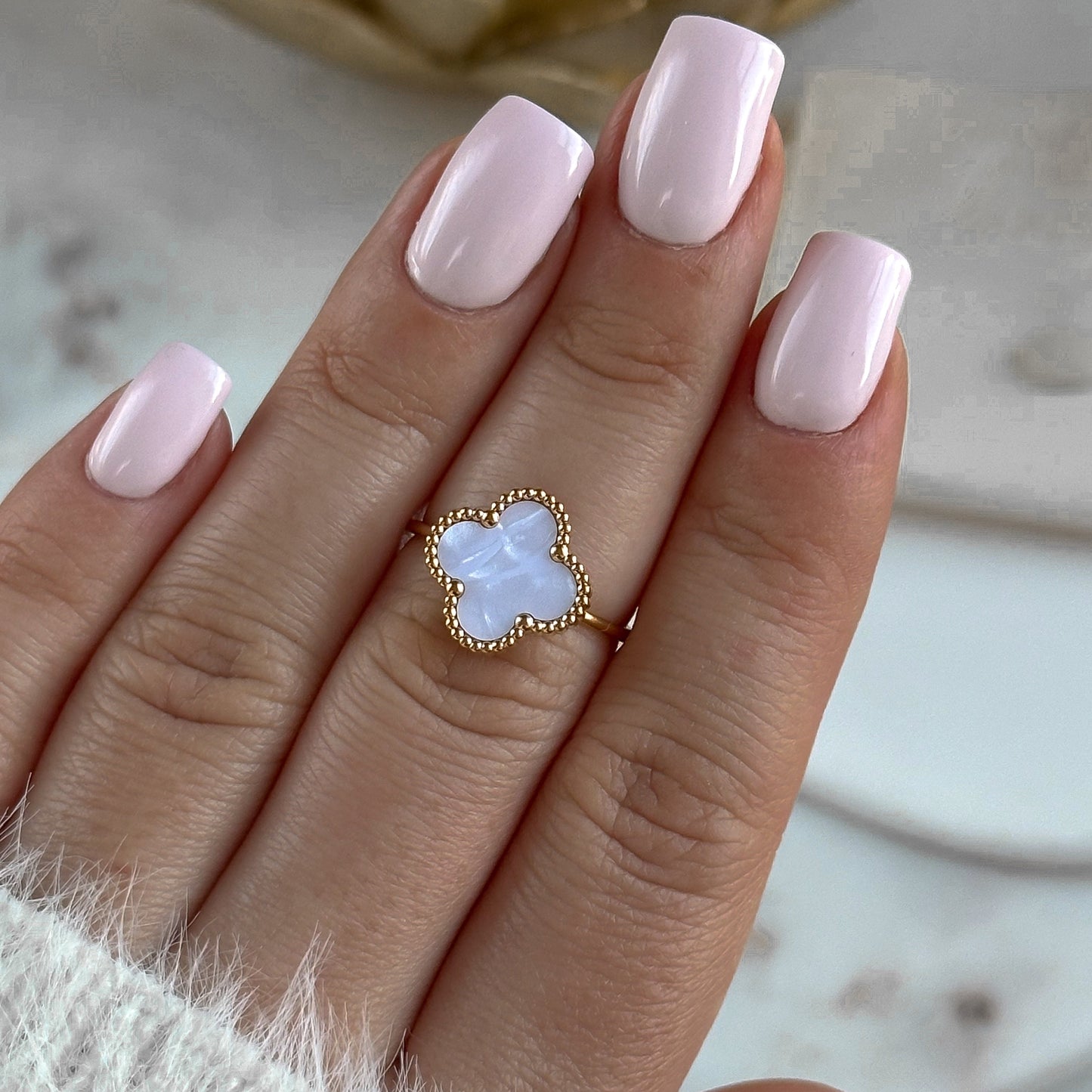 Mother-of-pearl clover ring