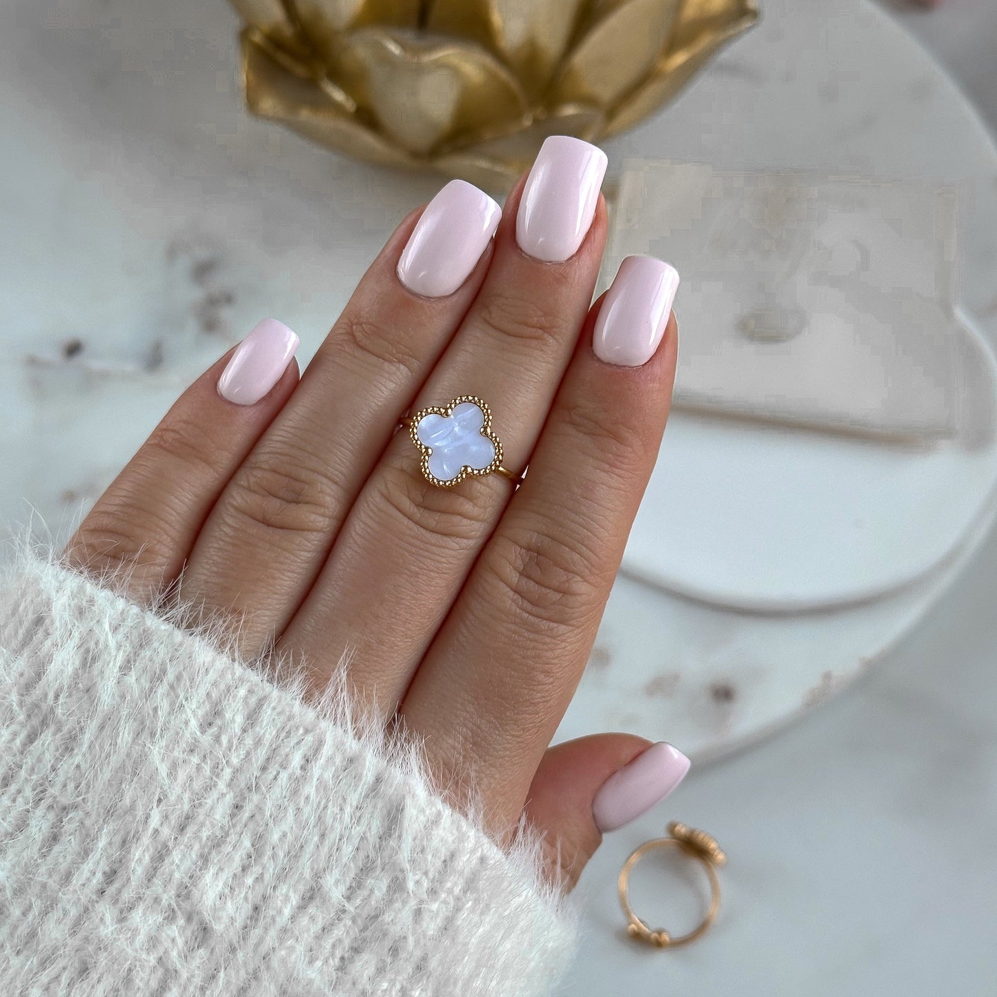 Mother-of-pearl clover ring
