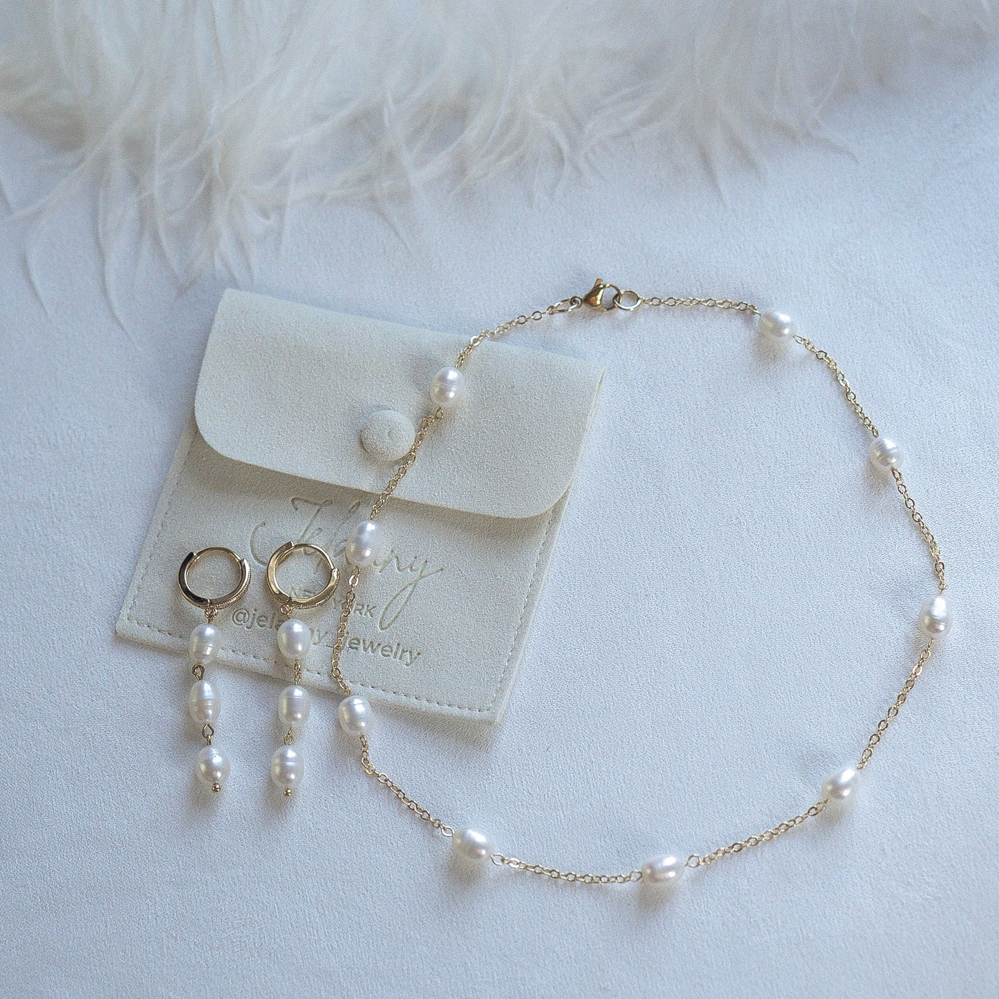 Delicate pearls necklace (gold plated)