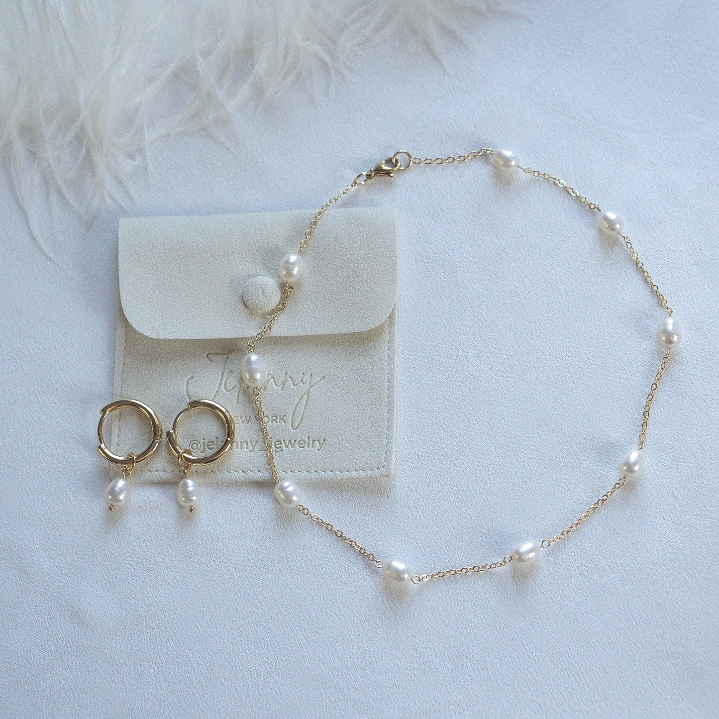 Delicate pearls necklace (gold plated)