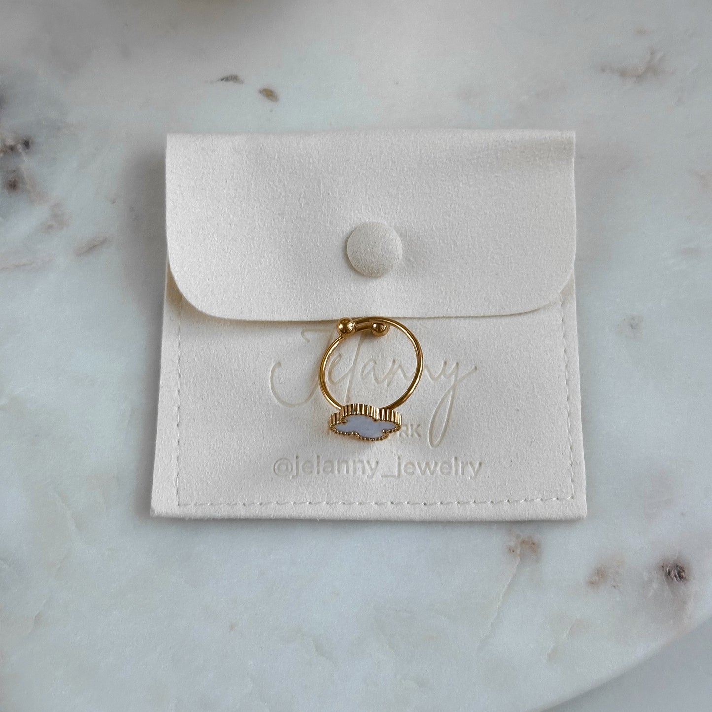 Mother-of-pearl clover ring