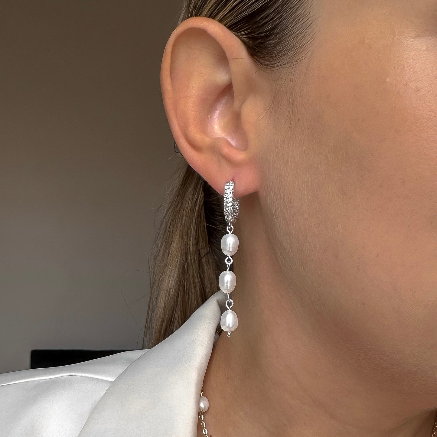 Delicate pearls necklace (rhodium plated)