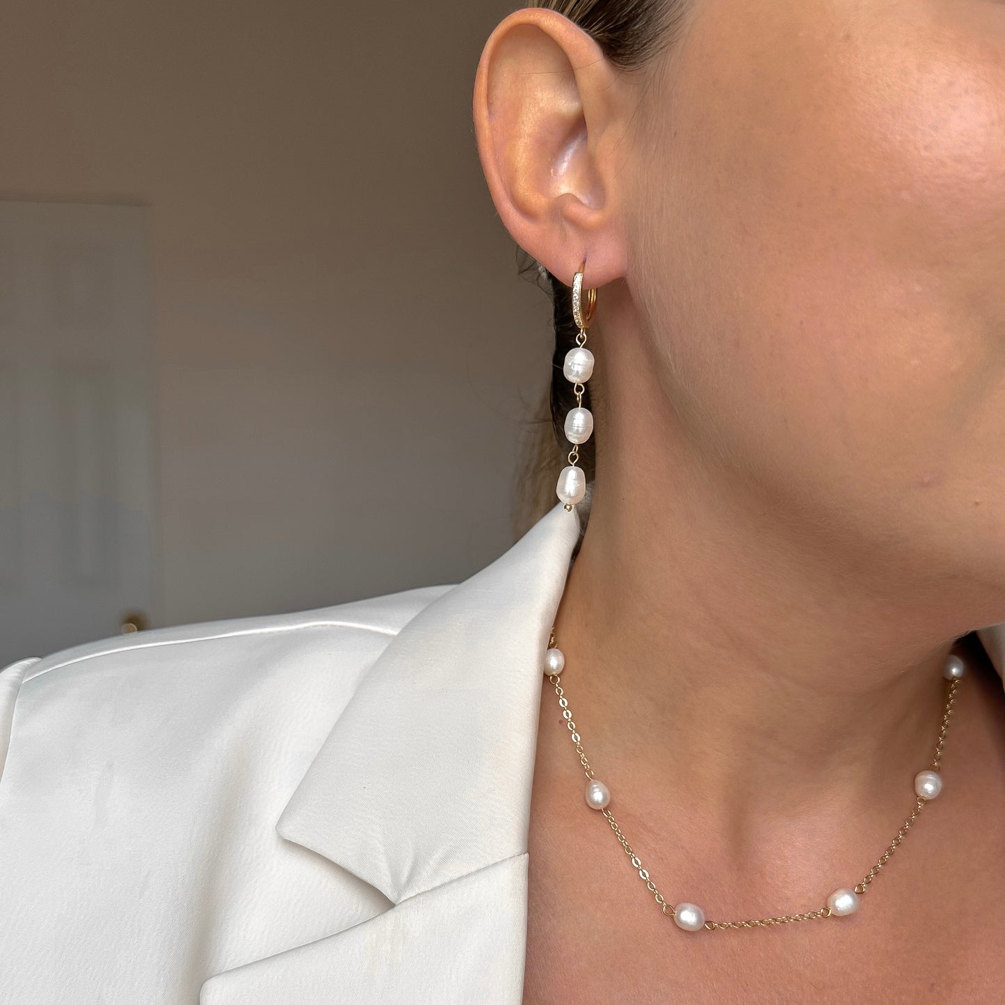 Delicate pearls necklace (gold plated)