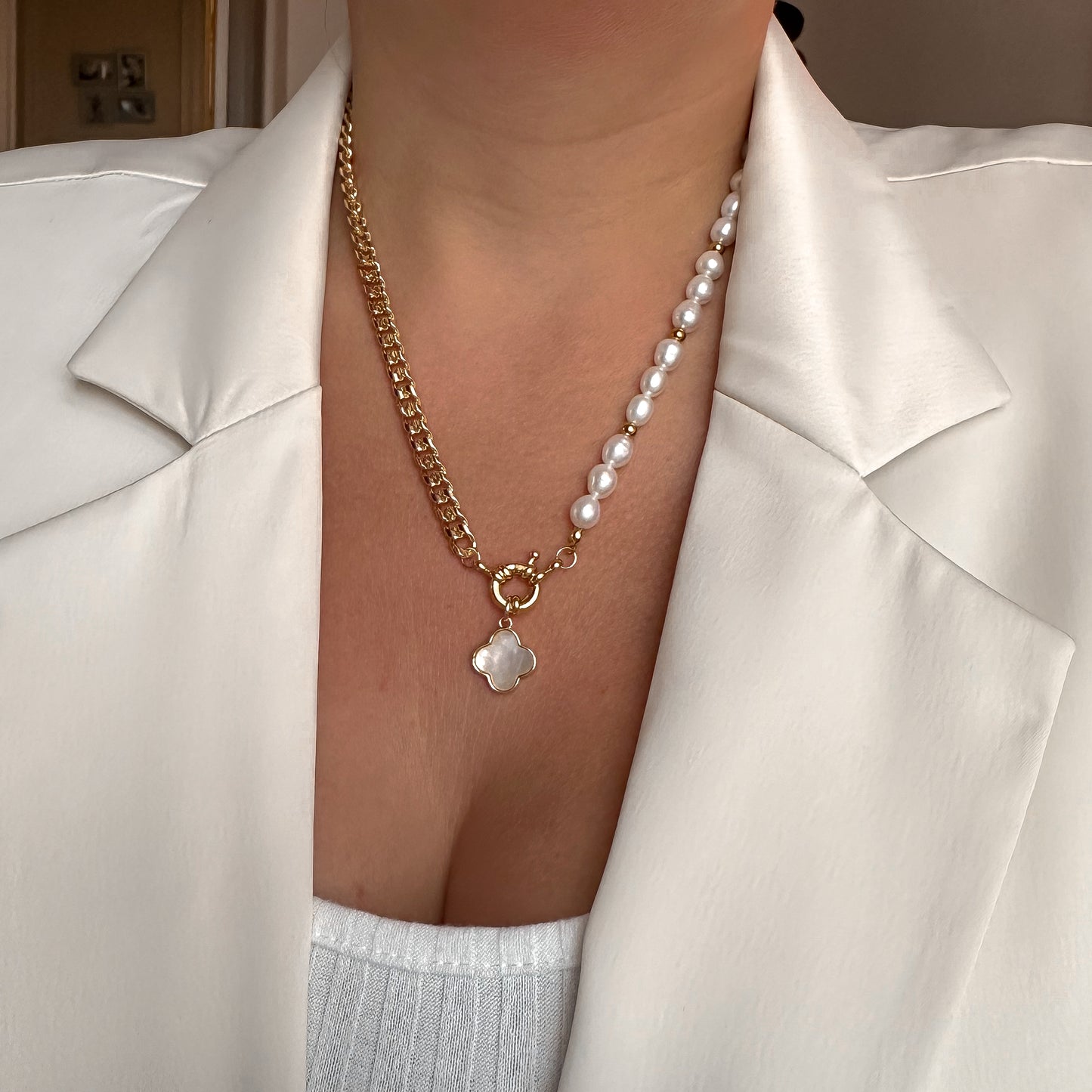 Pearl necklace with clover pendant (gold plated)