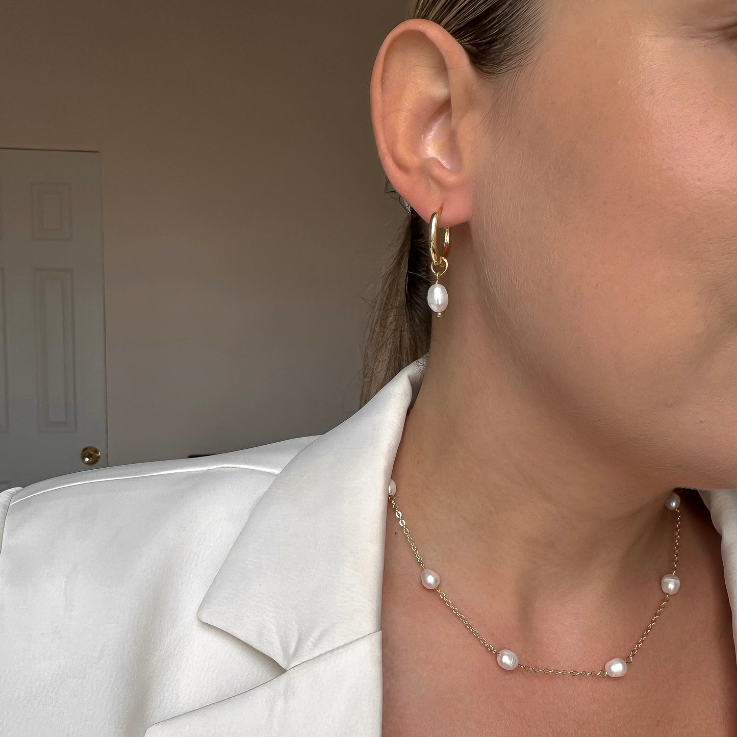 Delicate pearls necklace (gold plated)