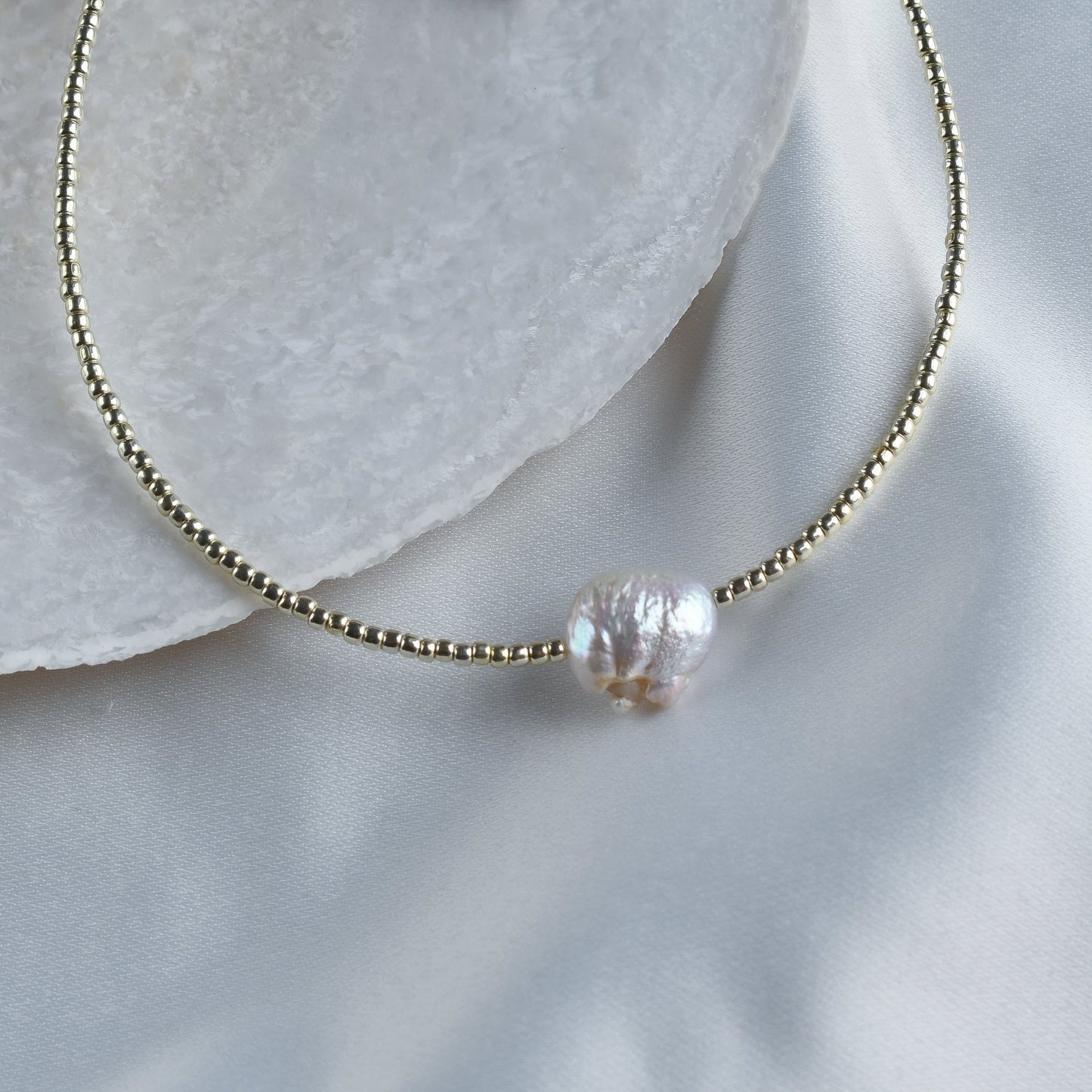 Coin pearl and seed beads necklace
(rhodium plated)
