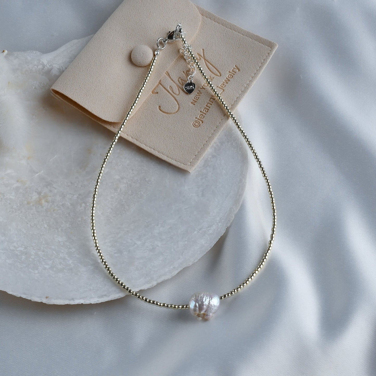 Coin pearl and seed beads necklace
(rhodium plated)