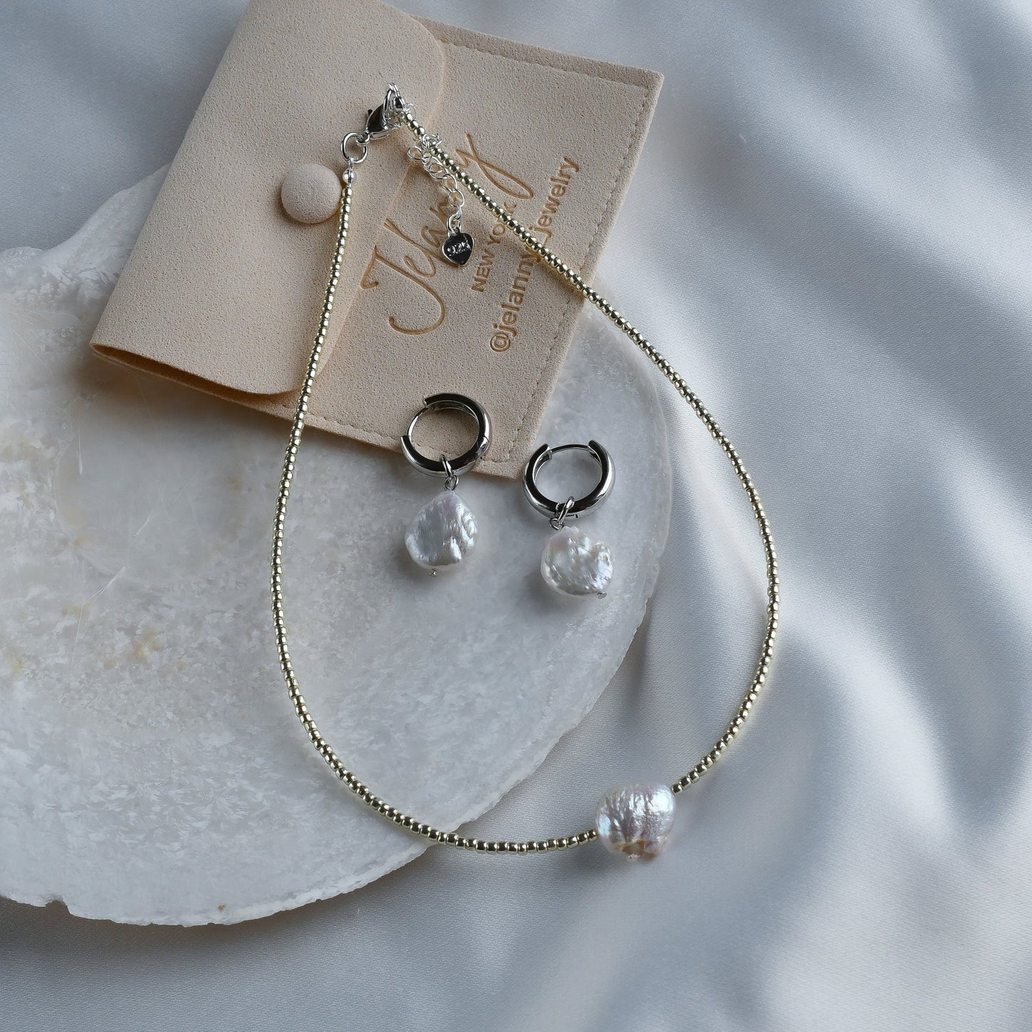 Coin pearl and seed beads necklace
(rhodium plated)