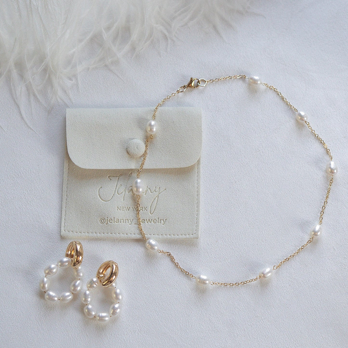 Delicate pearls necklace (gold plated)