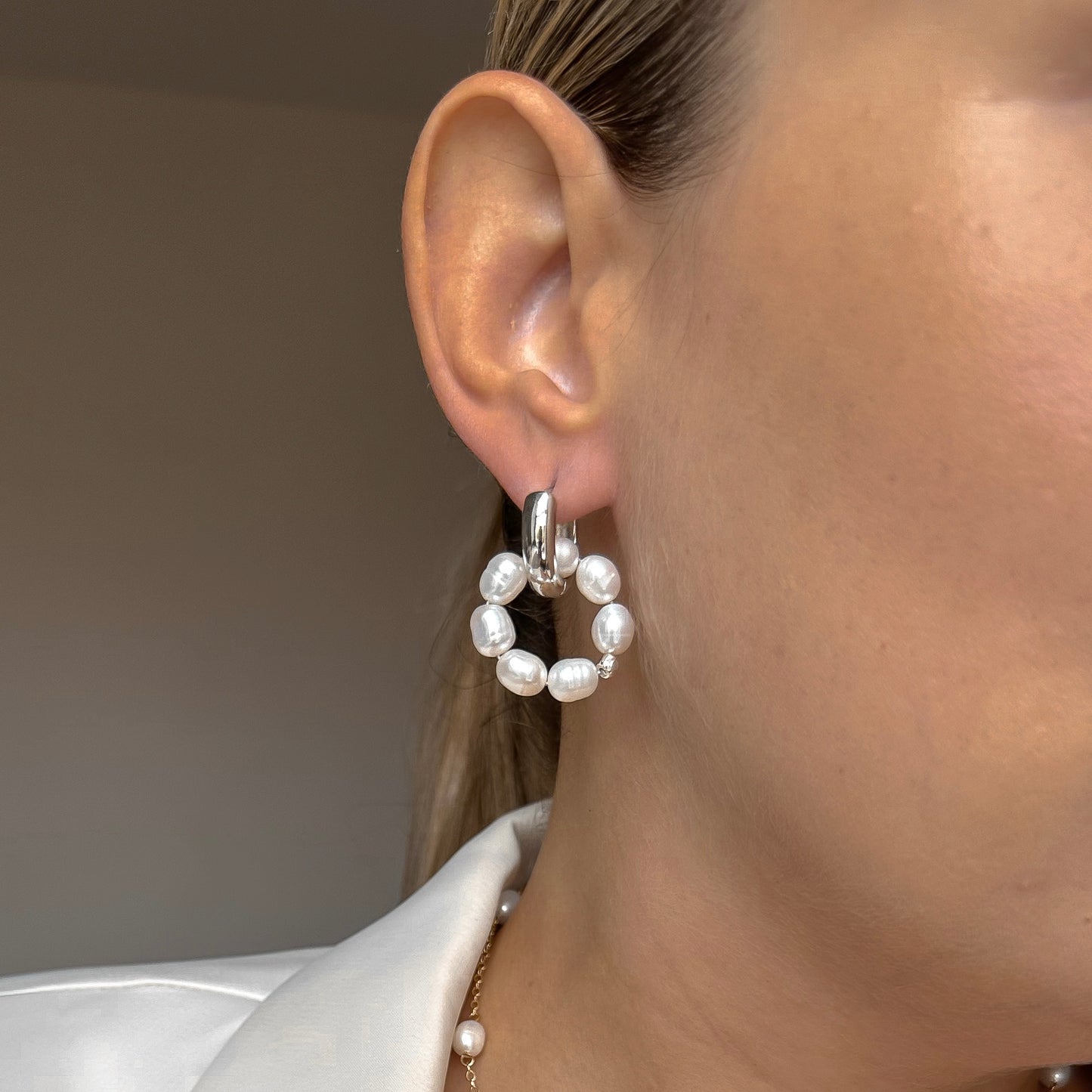 Delicate pearls necklace (rhodium plated)
