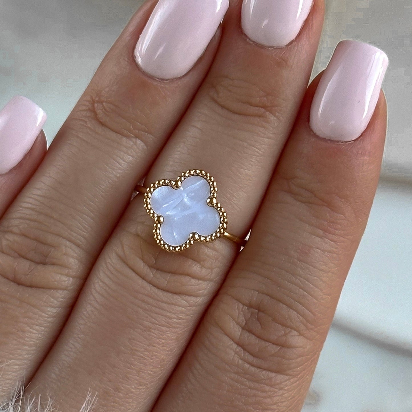 Mother-of-pearl clover ring