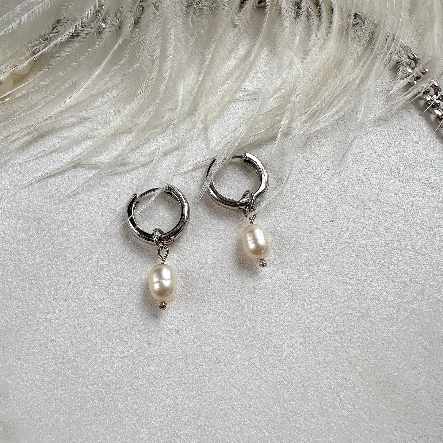 Necklace with coin and pearl pendants (rhodium plated)