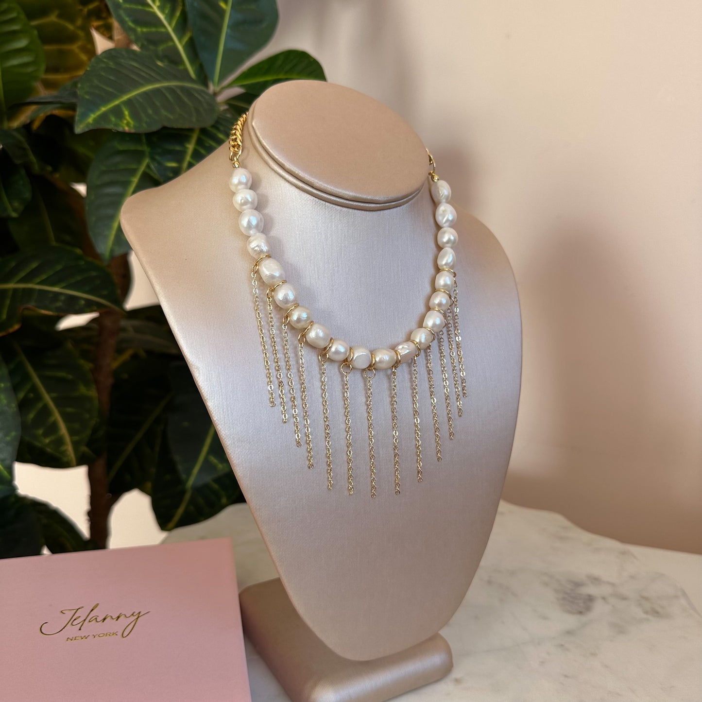 Natural pearl necklace with chains