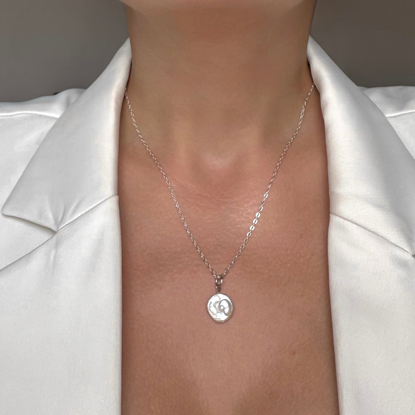 Chain necklace with baroque coin pearl pendant