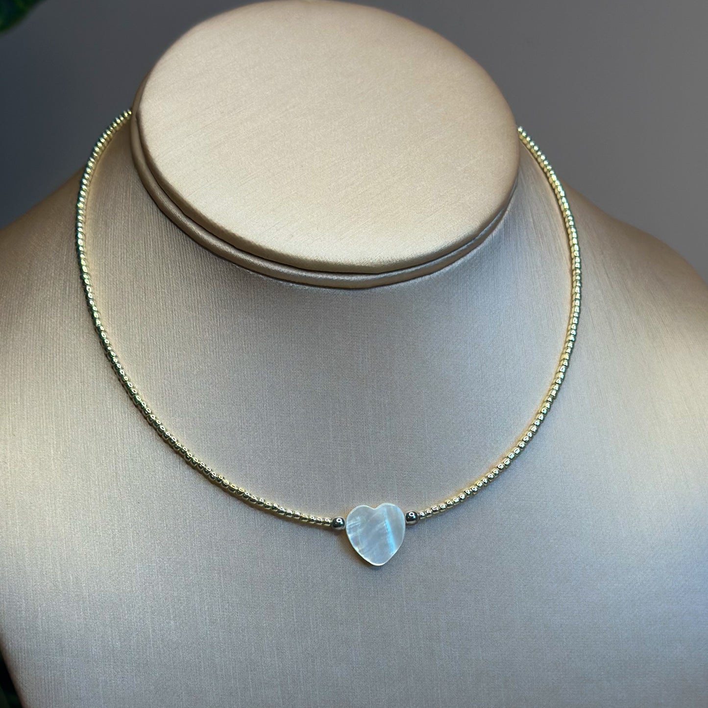 Mother-of-pearl heart & seed beads choker (silver)