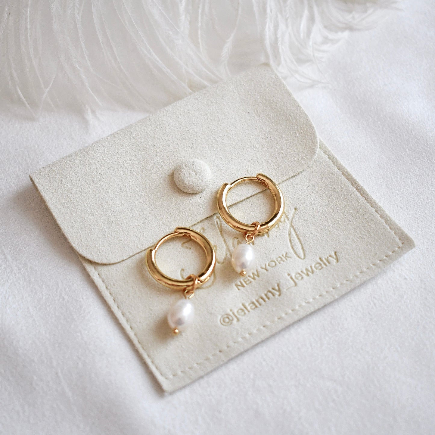 Natural freshwater pearl earrings (gold plated)