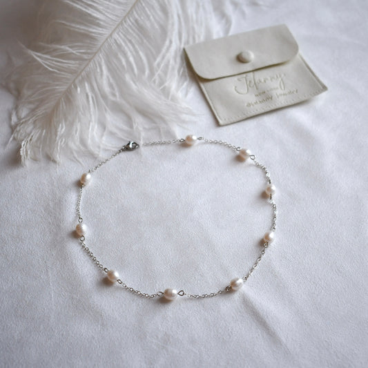 Delicate pearls necklace (rhodium plated)