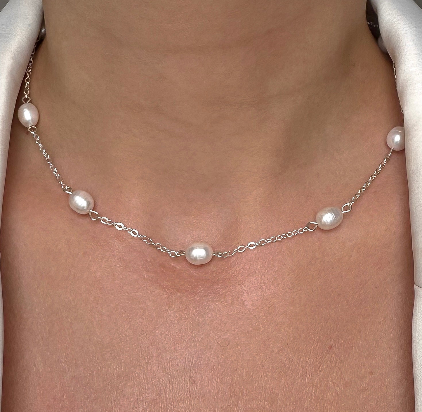 Delicate pearls necklace (rhodium plated)