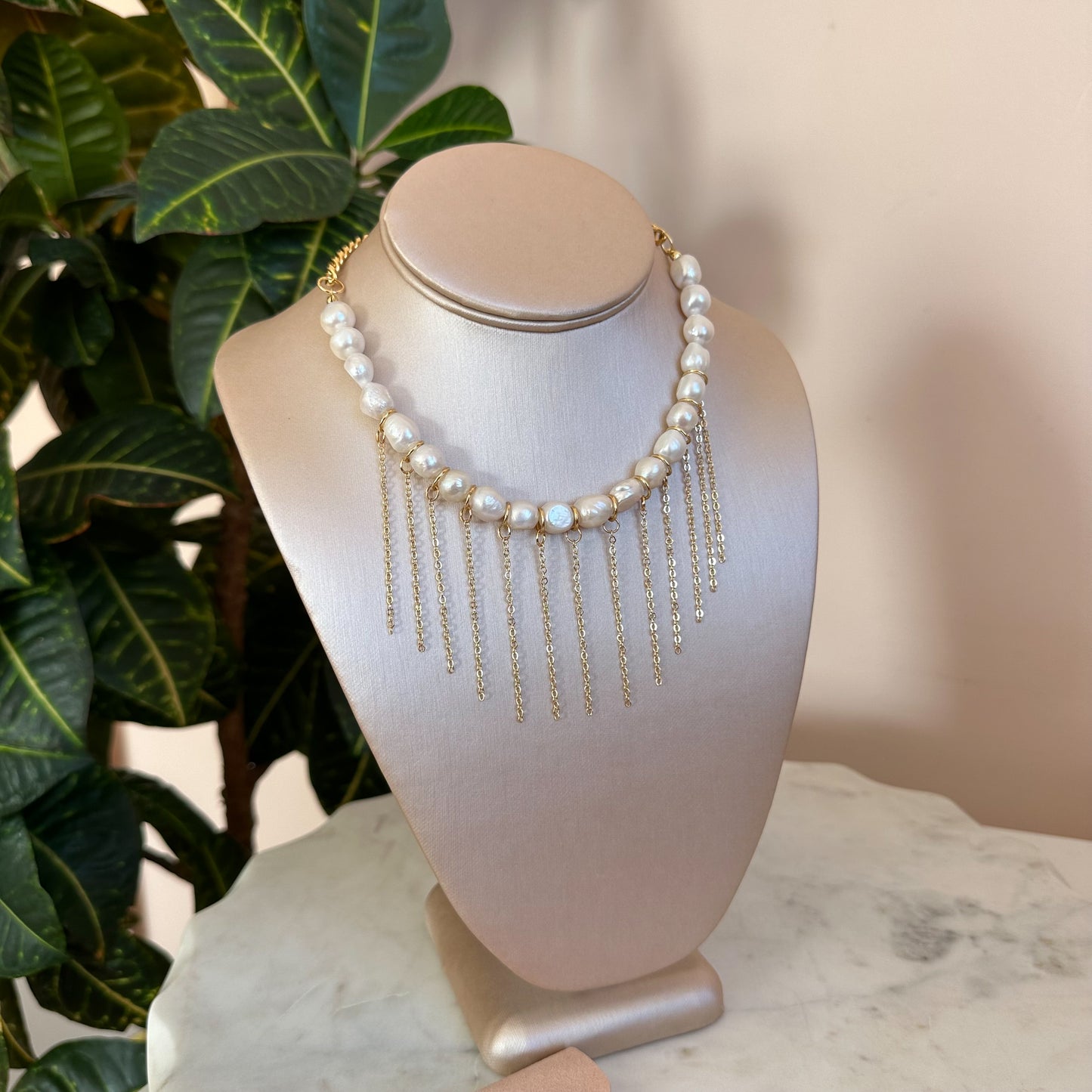 Natural pearl necklace with chains