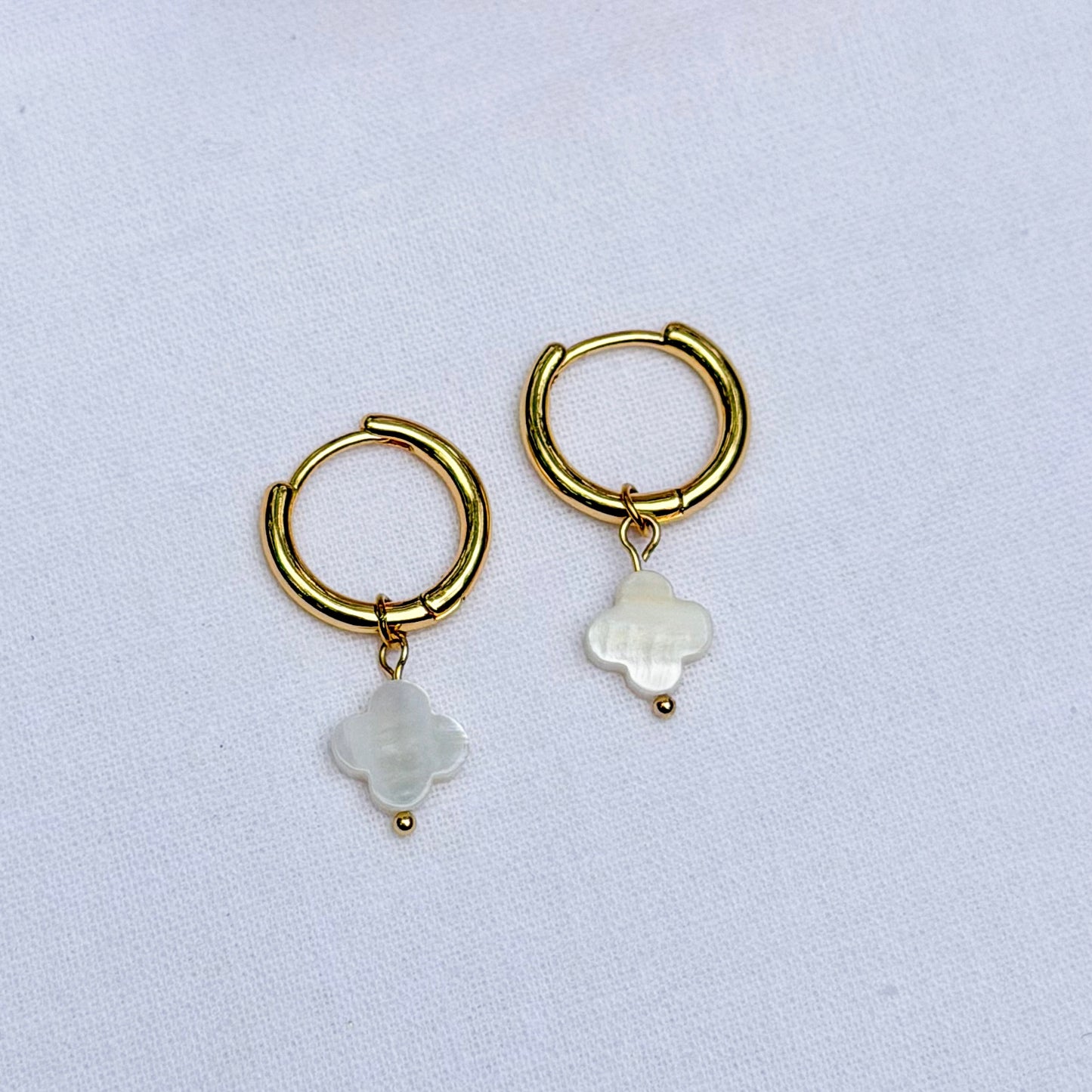 Earrings with mother of pearl clover pendants