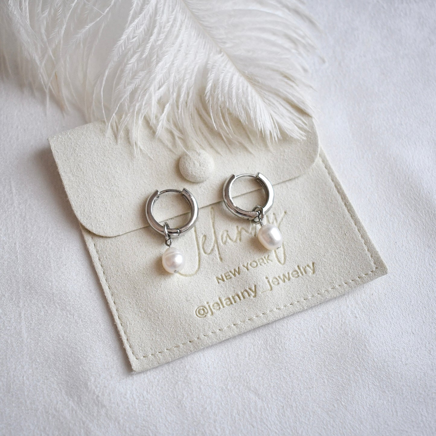 Natural freshwater pearl earrings (rhodium plated)