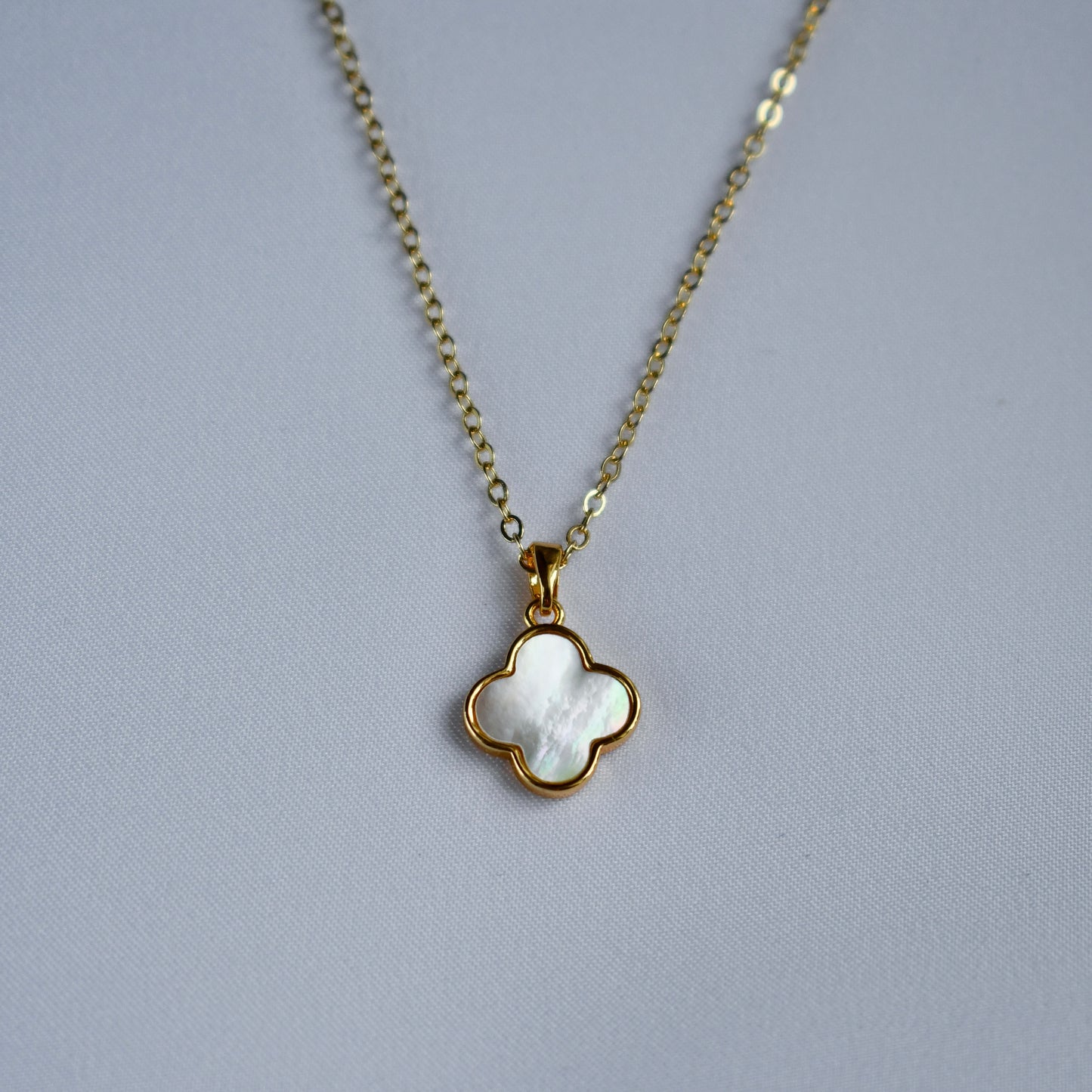 Necklace with clover pendant (gold plated)