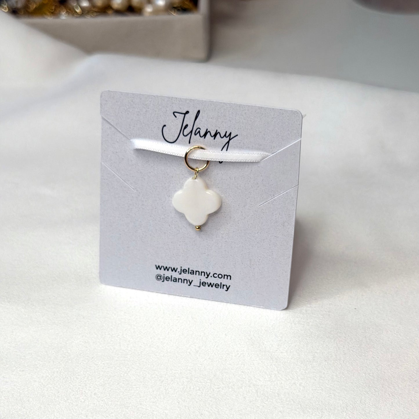 Mother-of-pearl clover charm 1 pc