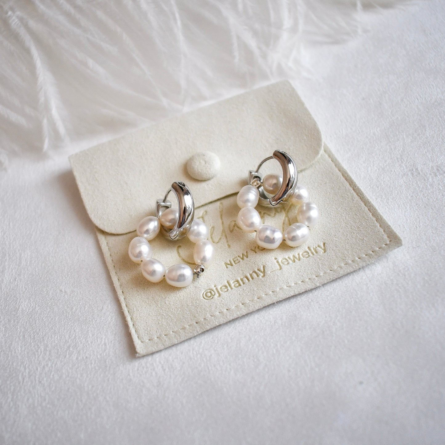 Natural freshwater pearl earrings (rhodium plated)