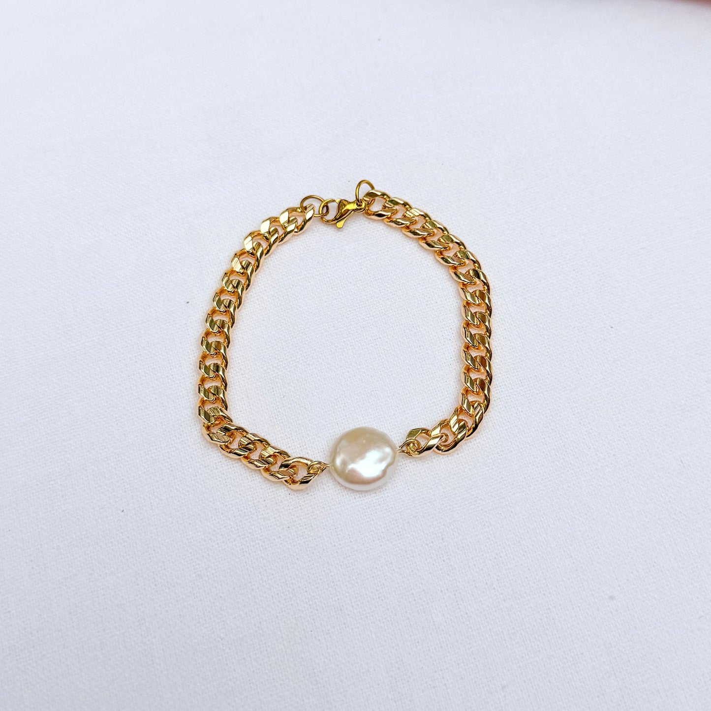Baroque coin pearl and cuban chain bracelet (gold)