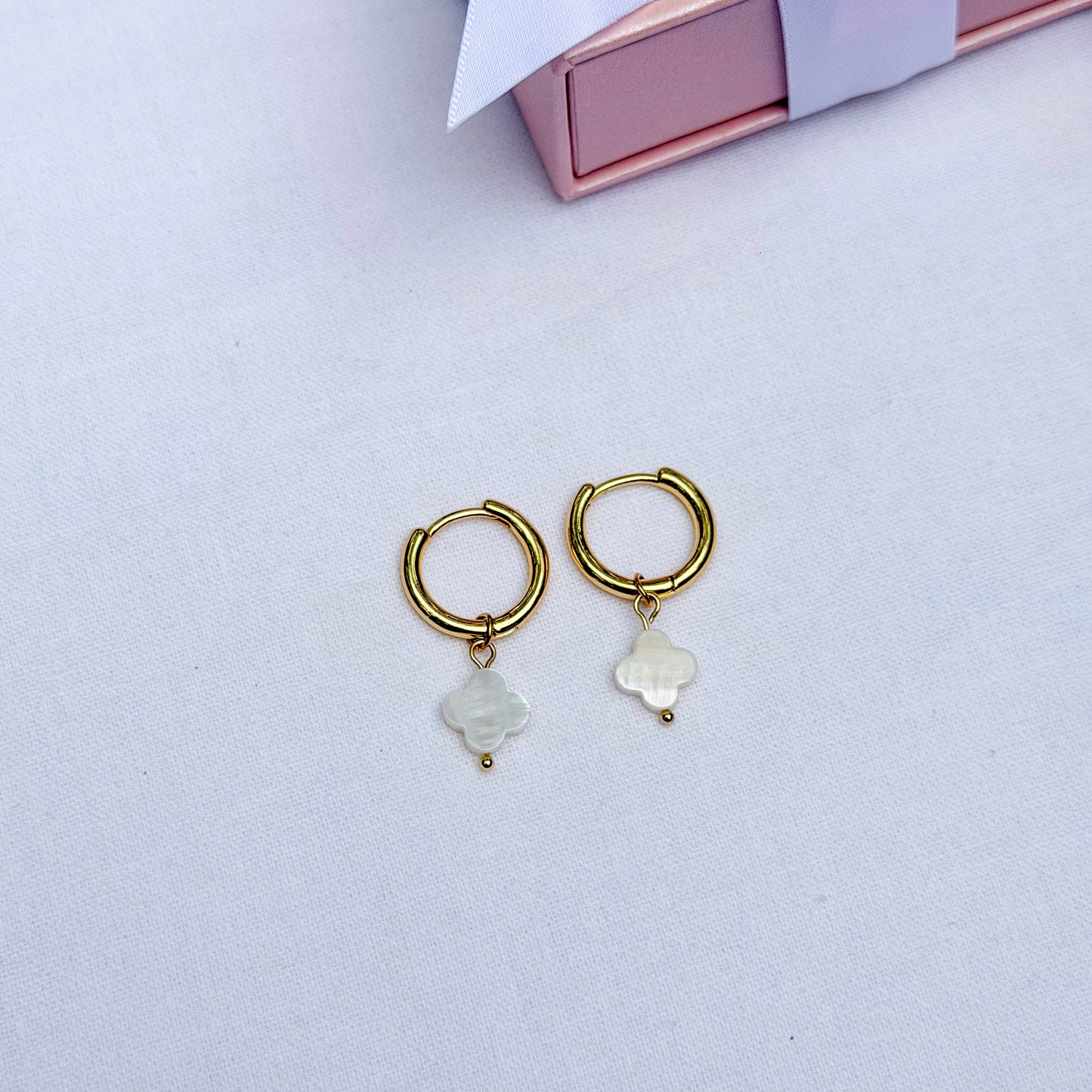Earrings with mother of pearl clover pendants