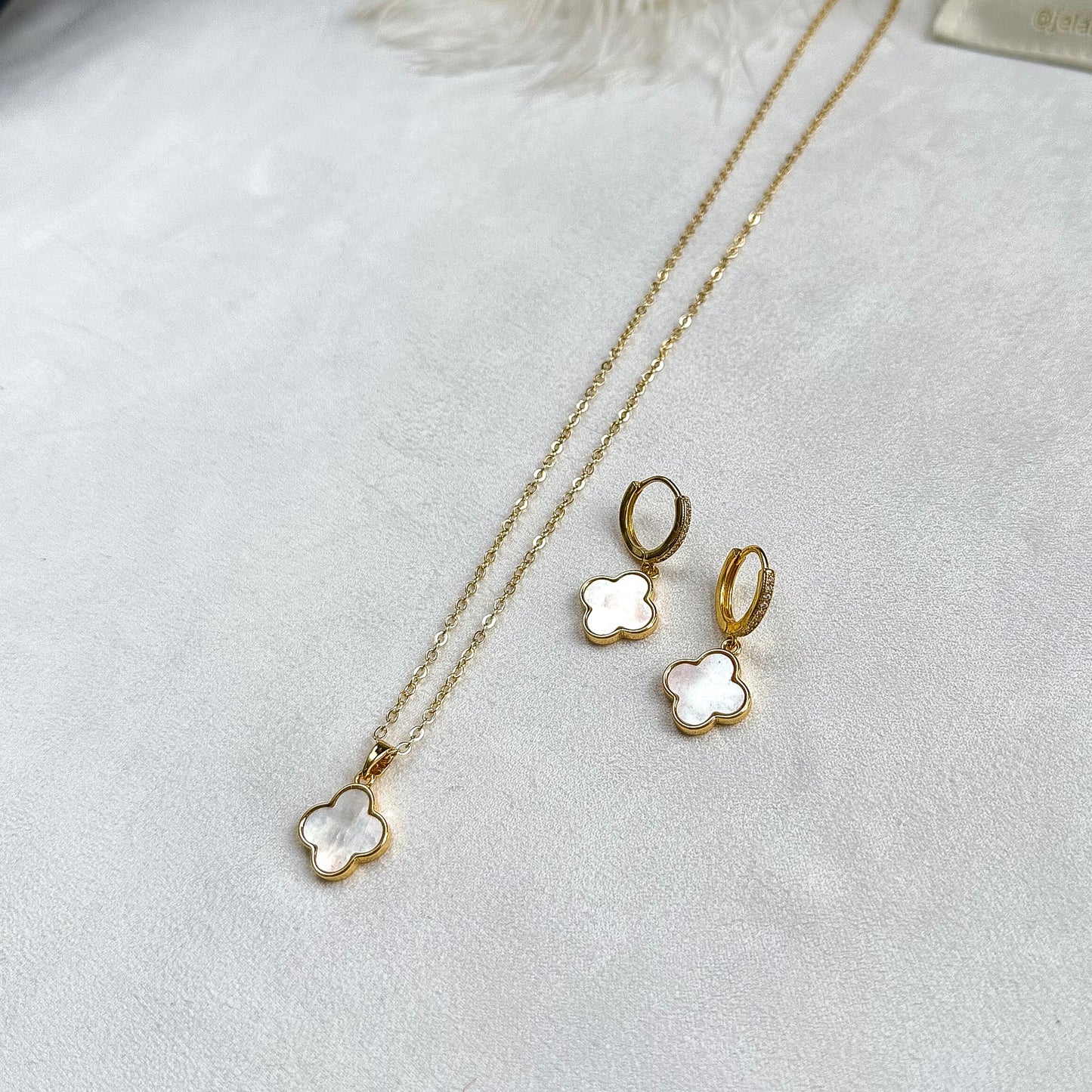 Necklace with clover pendant (gold plated)