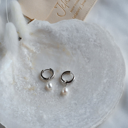 Delicate 1 pearl earrings (silver color)