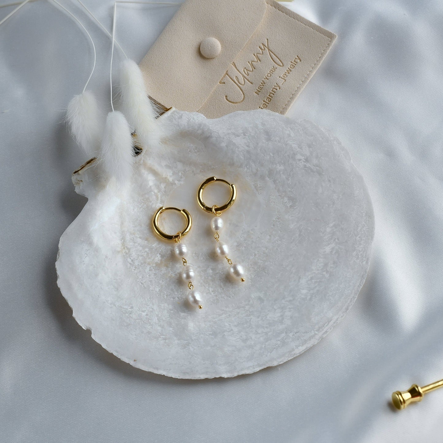 Delicate 3 pearl earrings (gold color)