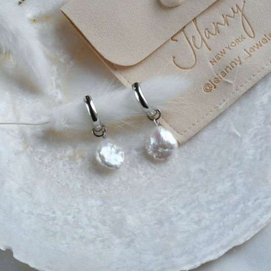 Accent pearl earrings (silver color)