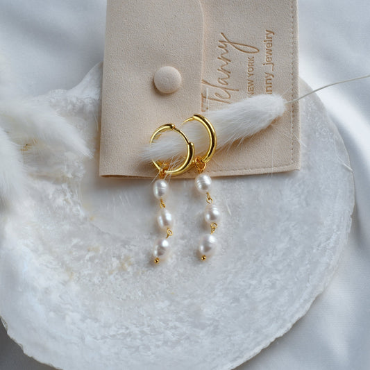 Delicate 3 pearl earrings (gold color)