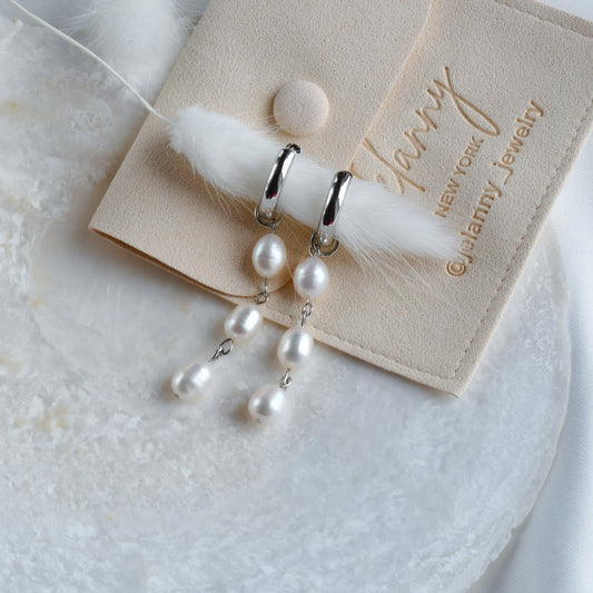 Delicate 3 pearl earrings (silver color)