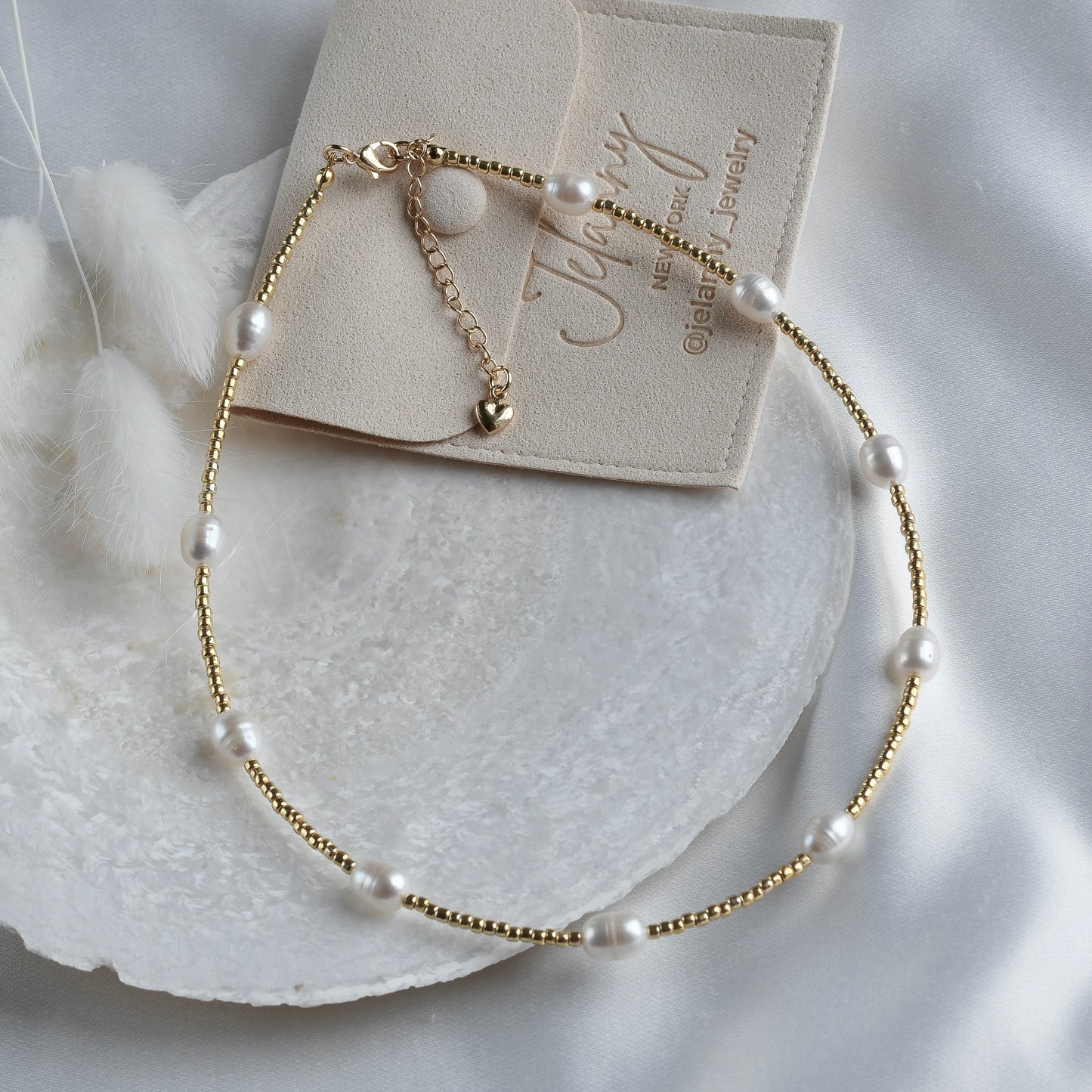 Freshwater pearls and seed beads necklace (gold)