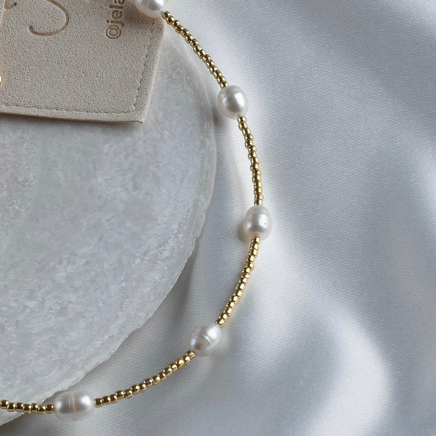 Freshwater pearls and seed beads necklace (gold)