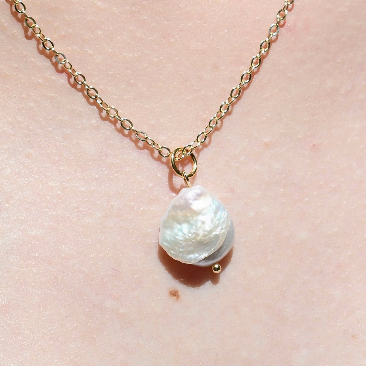 Chain necklace with baroque coin pearl pendant