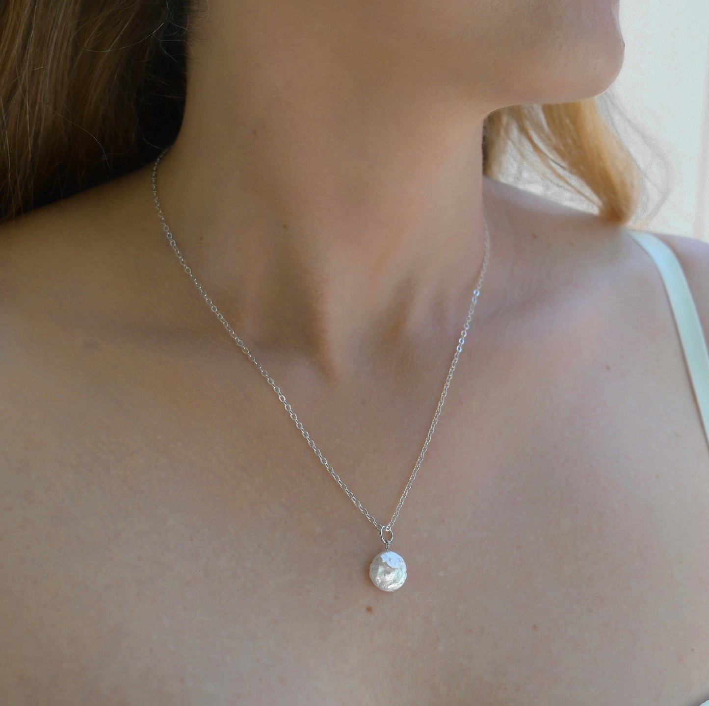 Chain necklace with baroque coin pearl pendant