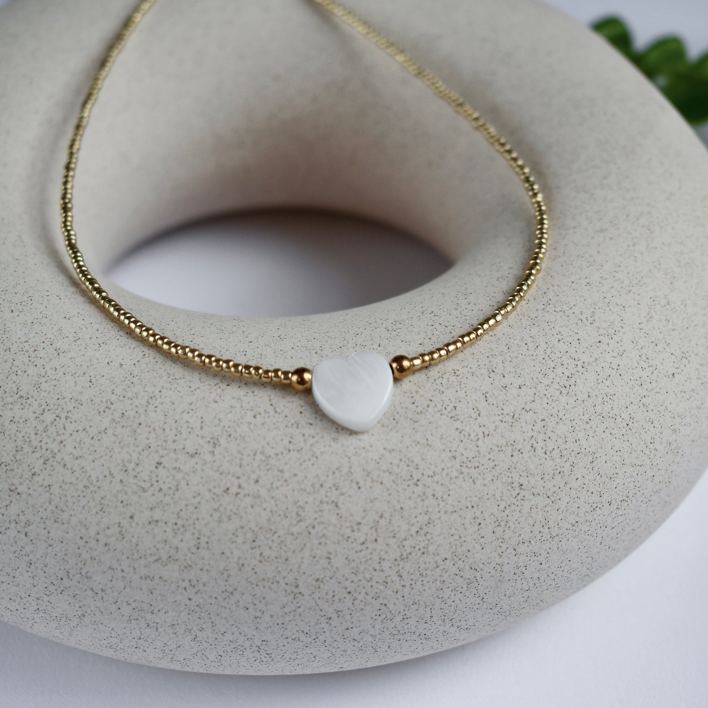Mother-of-pearl heart  & seed beads choker (gold)