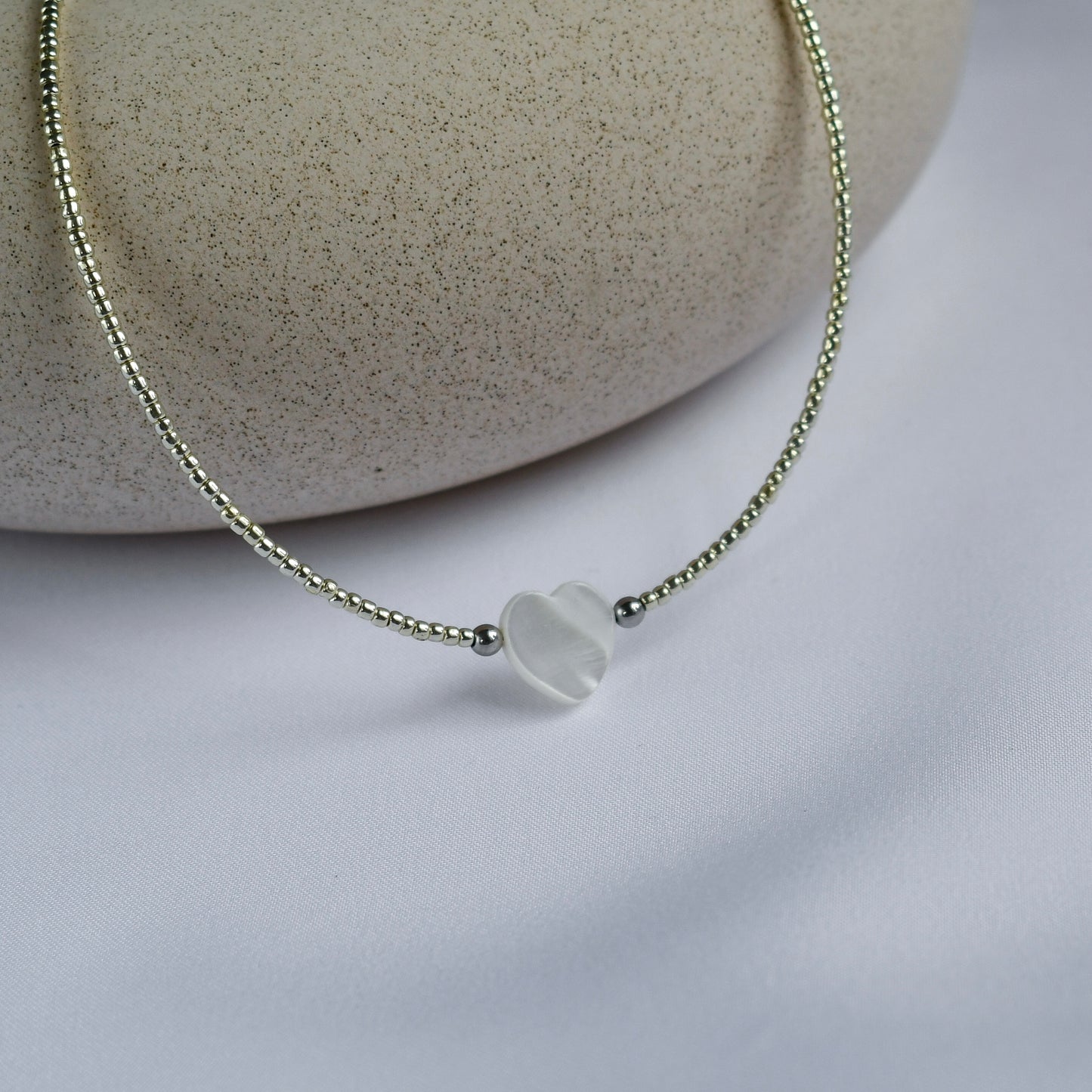 Mother-of-pearl heart  & seed beads choker (silver)