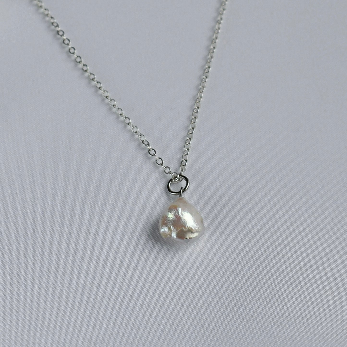 Chain necklace with baroque coin pearl pendant