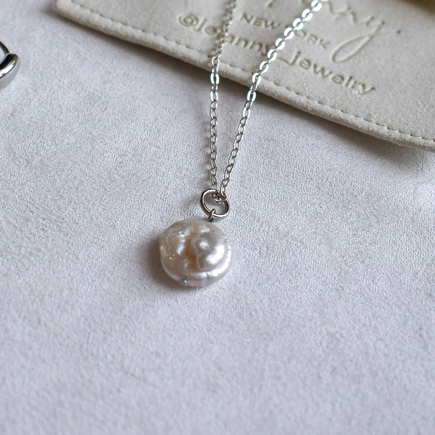 Chain necklace with baroque coin pearl pendant