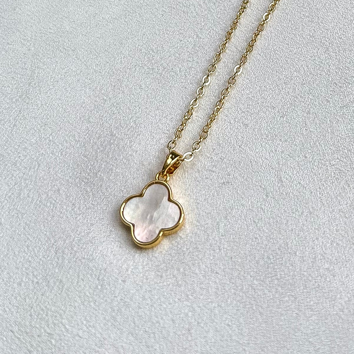 Necklace with clover pendant (gold plated)